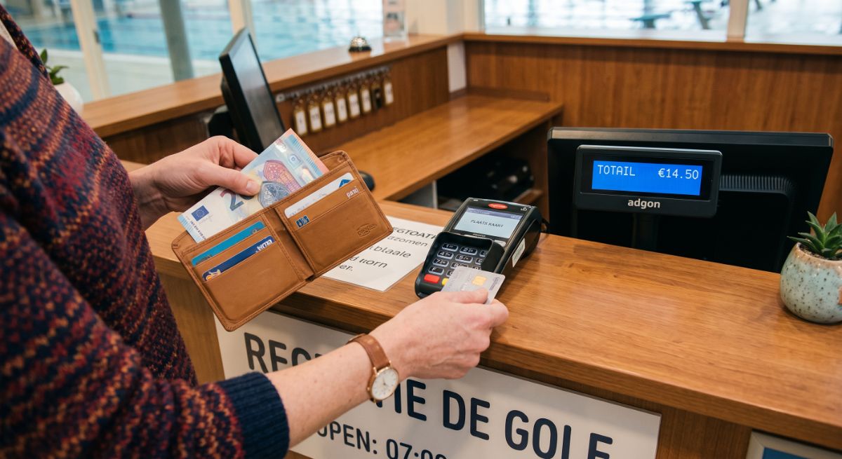 Ouder rekent de kosten van zwemles uit (AI-gegenereerde afbeelding)